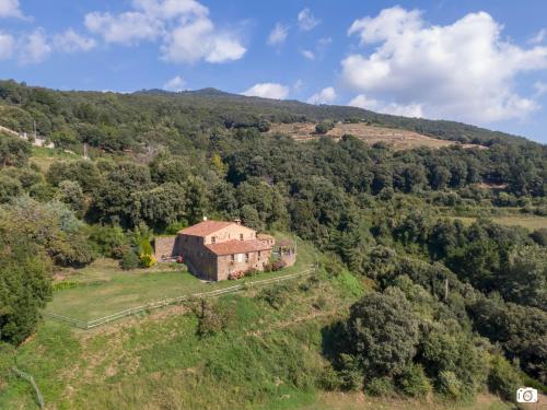 widok z góry na dom na wzgórzu w obiekcie CAN LLOBET Espai Rural Slow w mieście Fogars de Montclus