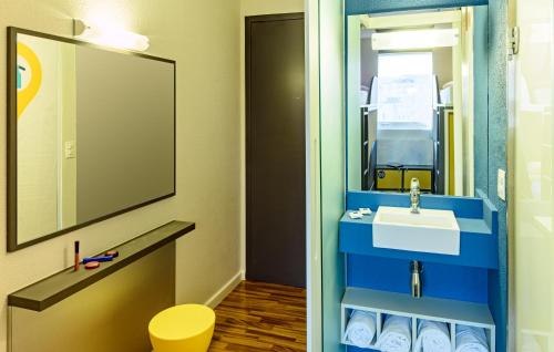a bathroom with a sink and a mirror at ibis budget SP Centro Sao Joao in Sao Paulo