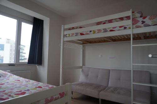 Krevet ili kreveti na sprat u jedinici u okviru objekta Appartement Mariakerke-Bad Zeezicht