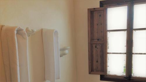a bathroom with a window and two white towels at Vista de la Vila - Turismo de interior. in Llubí