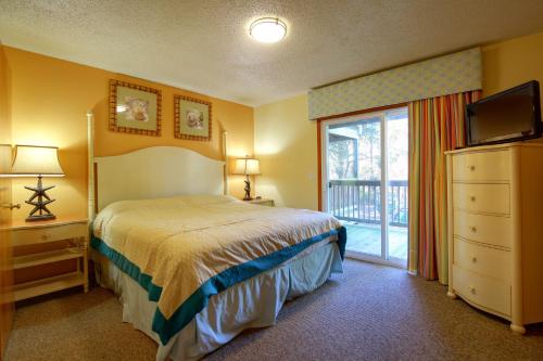 เตียงในห้องที่ Ocean Pines Resort by Capital Vacations