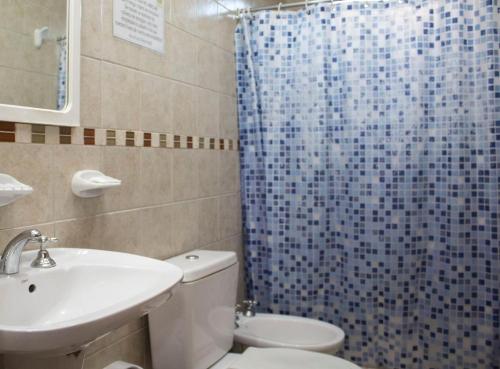 a bathroom with a toilet and a sink and a shower at Cabañas El Sueño de Pedro in Colón