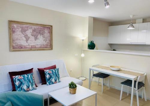 salon z kanapą i stołem w obiekcie APARTAMENTO MARIPOSA II w mieście Conil de la Frontera