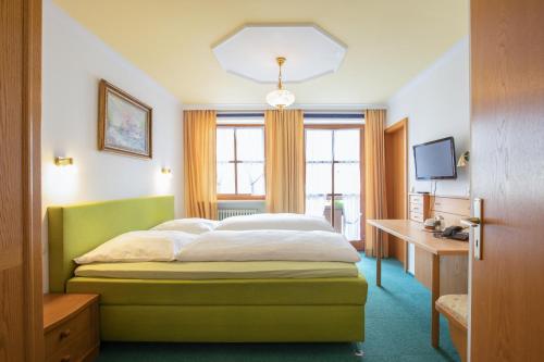 Un pat sau paturi într-o cameră la Hotel Plankl