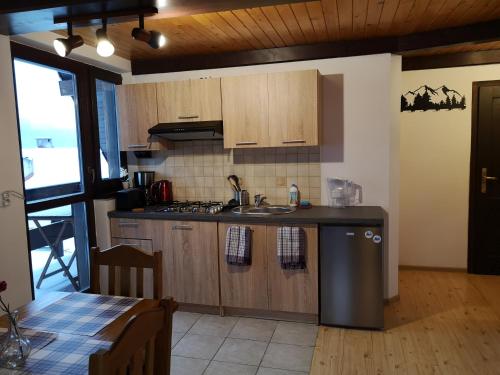 Η κουζίνα ή μικρή κουζίνα στο Nad Strumyczkiem - pokoje gościnne - Apartamenty z przymróżeniem oka