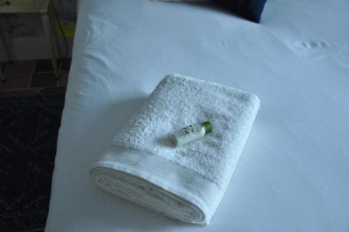 Chambre chez l'habitant في أورس: وجود إبريق فوق السرير