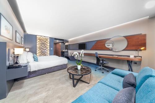 متنزه ديديمان ترابزون في طرابزون: غرفة فندق بسرير واريكة زرقاء