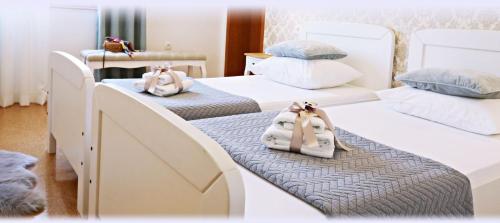 2 camas con toallas en una habitación en Villa Šolo, en Ploče