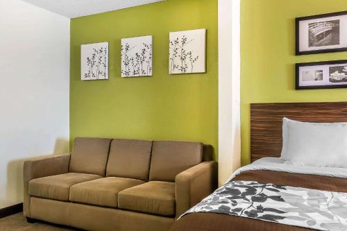 Sleep Inn & Suites Dothan Northにあるシーティングエリア