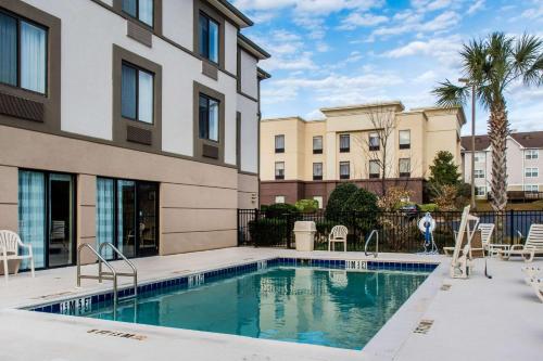 Sleep Inn & Suites Dothan Northの敷地内または近くにあるプール