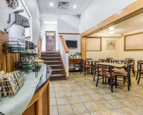 un ristorante con tavoli e sedie e una scala di Quality Inn Pell City I-20 exit 158 a Pell City