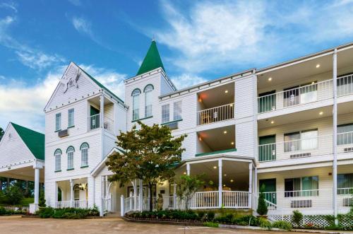 a large white building with a green roof at Quality Inn Eureka Springs South in Eureka Springs