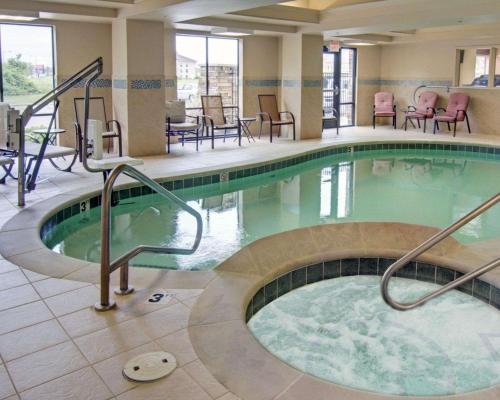 Bazén v ubytovaní Comfort Suites Texarkana Arkansas alebo v jeho blízkosti