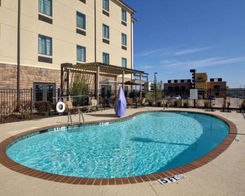a large swimming pool in front of a building at Comfort Inn & Suites Fort Smith I-540 in Fort Smith