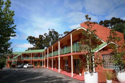 a red brick building with a parking lot at Comfort Inn Lady Augusta in Swan Hill