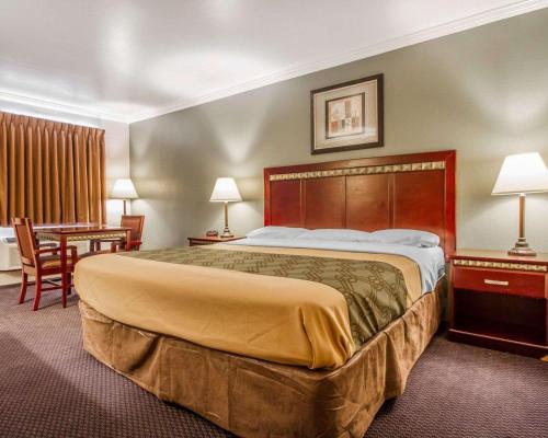 Postel nebo postele na pokoji v ubytování Rodeway Inn Prescott