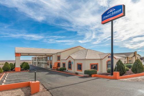 un hotel con un cartel frente a un edificio en Howard Johnson by Wyndham Holbrook, en Holbrook