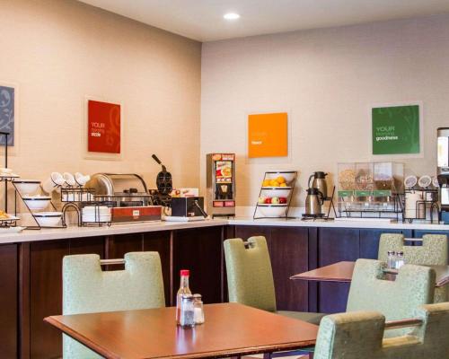 a restaurant with tables and chairs and a counter at Comfort Inn Watsonville in Watsonville