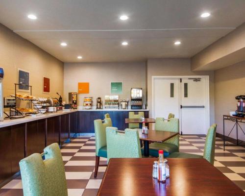 a restaurant with tables and chairs and a counter at Comfort Inn Watsonville in Watsonville