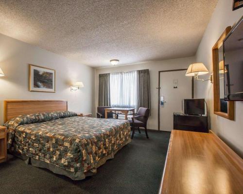 Ένα ή περισσότερα κρεβάτια σε δωμάτιο στο Palm Inn Hotel near Tyler Mall Riverside