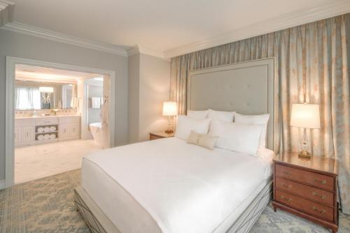 Una cama o camas en una habitación de Hotel Bennett Charleston
