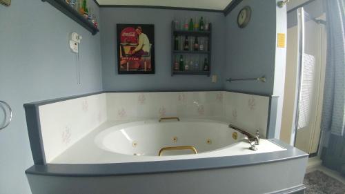 Un baño de Gower Manor Historic Bed & Breakfast