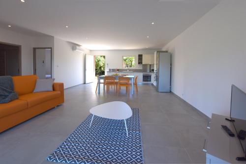un salon avec un canapé et une table dans l'établissement SARL valinco locations, à Olmeto
