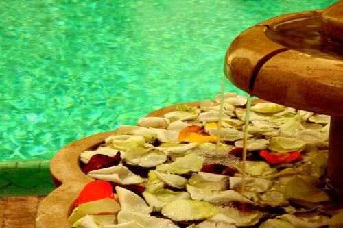 une pizza à la sauce sèche à côté d'une piscine dans l'établissement Riad Shama Suites & Spa, à Marrakech