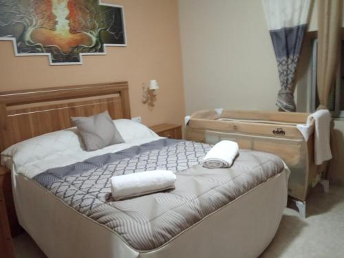 una camera da letto con un letto e asciugamani di Apartamento Turistico La Victoria a Trujillo
