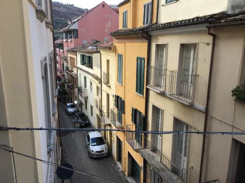 uitzicht op een steegje met geparkeerde auto's bij La Casetta Due in Teramo