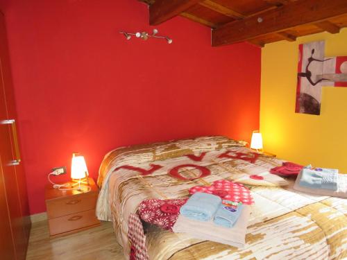 サッサリにあるDomoruja B&Bの赤い壁のベッドルーム1室