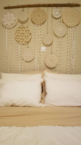 Una cama o camas en una habitación de Tsiboulas Cretan Cottage