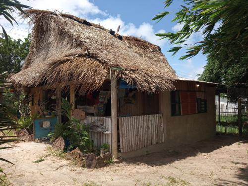 a small hut with a straw roof at La Luna Fortalezinha in Algodoal
