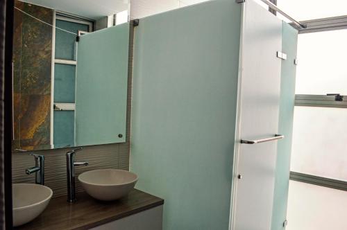 a bathroom with two sinks and a mirror at Hostel Laguna Salá By FSL in Ríohacha