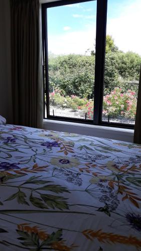 um quarto com uma cama e vista para uma janela em 201Waimumu em Gore