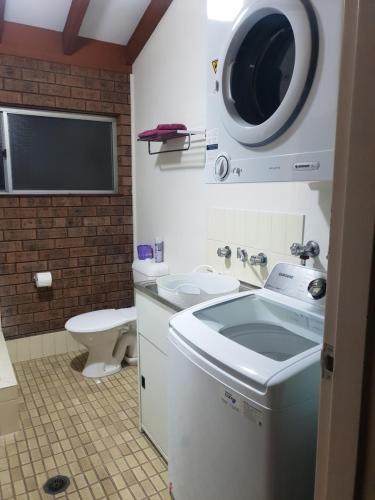 Ein Badezimmer in der Unterkunft Inara Apartment Mudgee