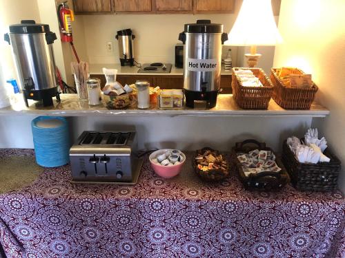 een aanrecht met een koffiezetapparaat en manden met eten bij The Monarch Resort in Pacific Grove