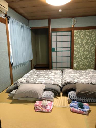 a room with two beds in a room at オソレイユ in Okayama
