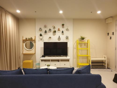 Μια τηλεόραση ή/και κέντρο ψυχαγωγίας στο Blu Condo (Chaam - Huahin)