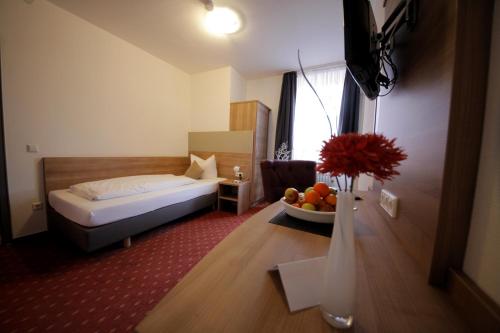 Tempat tidur dalam kamar di Parkhotel Villingen und Boardingzimmer