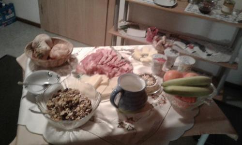 una tavola ricoperta di ciotole di cibo su un tavolo di Landhaus-Willi a Gaschurn