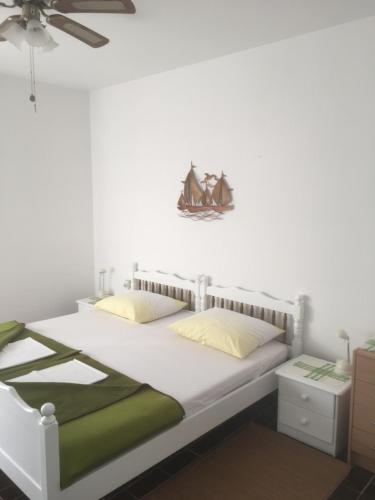 Un pat sau paturi într-o cameră la Guesthouse Antonija