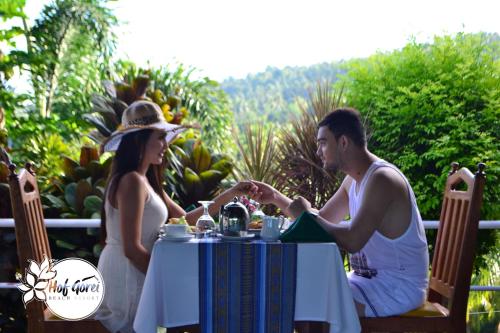 萨马尔达沃霍夫格雷海滩酒店的一男一女坐在桌边