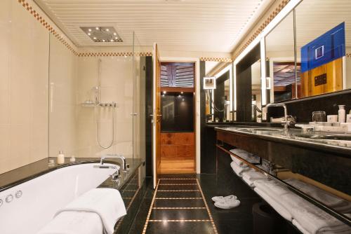 Widder Hotel - Zurichs luxury hideaway tesisinde bir banyo