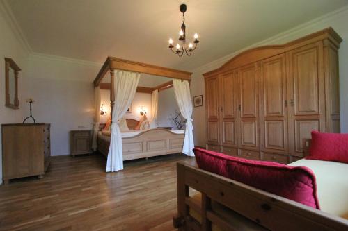 1 dormitorio con 2 camas y lámpara de araña en Haus Stangl en Bad Aussee