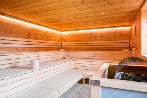 a wooden sauna with a tub in it at Hapimag Ferienwohnungen St Michael in Sankt Michael im Lungau