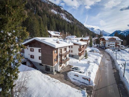 una vista aérea de un pueblo en la nieve en Garnì BUCANEVE Bed & Breakfast en Madonna di Campiglio