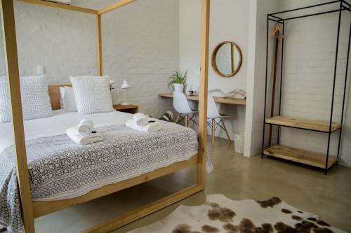Ένα ή περισσότερα κρεβάτια σε δωμάτιο στο Raw Karoo Guest House