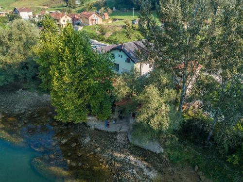 uma vista aérea de uma casa ao lado de um rio em Guest House Majstorovic em Banja Luka