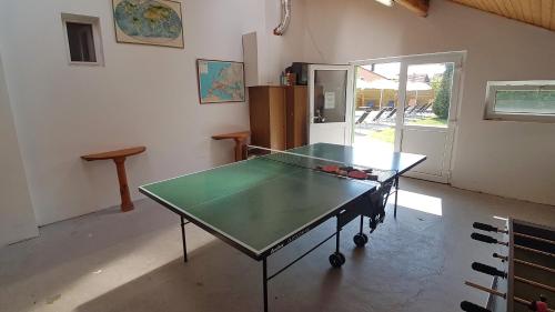 Πινγκ πονγκ στο Krisztián Apartmanház ή εκεί κοντά
